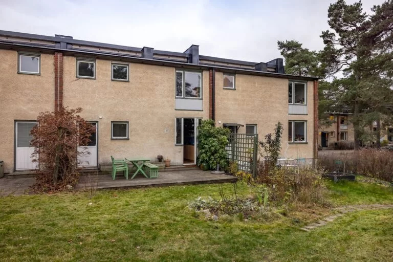 Asfaltering parkering för bil BRF. Danderyd Stocksund