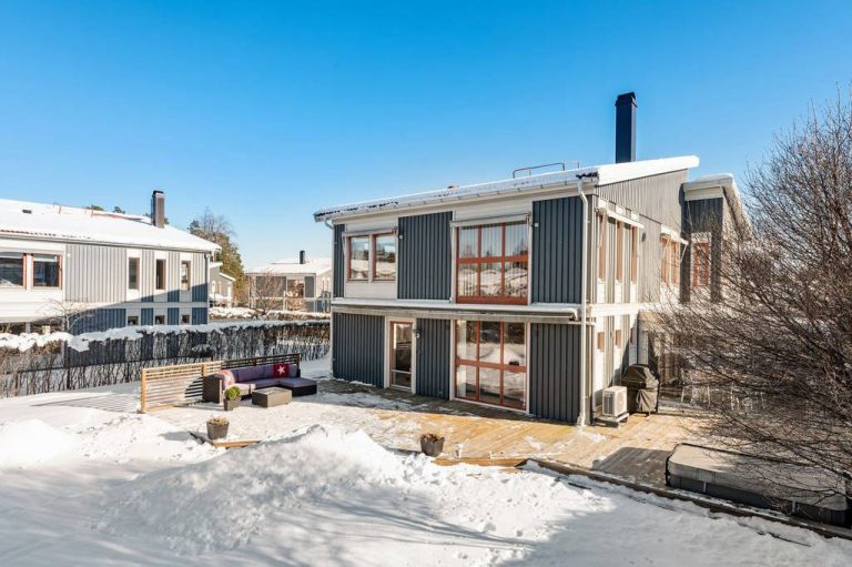 Byte ytterpanel & Fasadmålning. Tyresö Centrum
