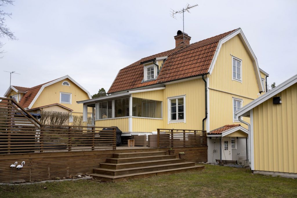 Fasadmålning 2 planshus. Täby Enhagen. Enhagsvägen