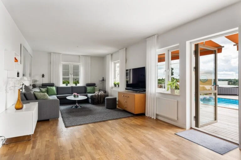 Montering av glaspartier & altandörr till 2 planshus. Åkersberga Nya Åkersberg Stockholm
