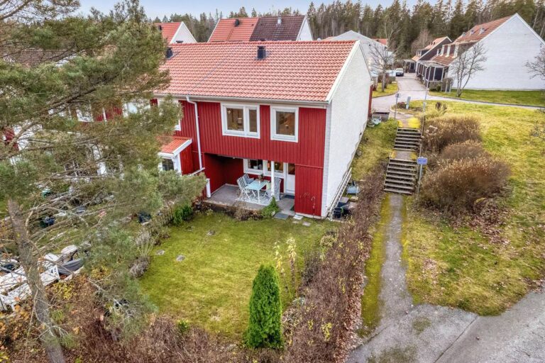 Nymålat 2 planshus. Uppsala Almtuna