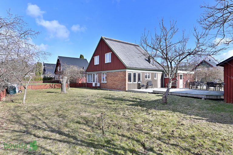 Renoverad fasad villa. Hässelby Vinsta. Skattegårdsvägen